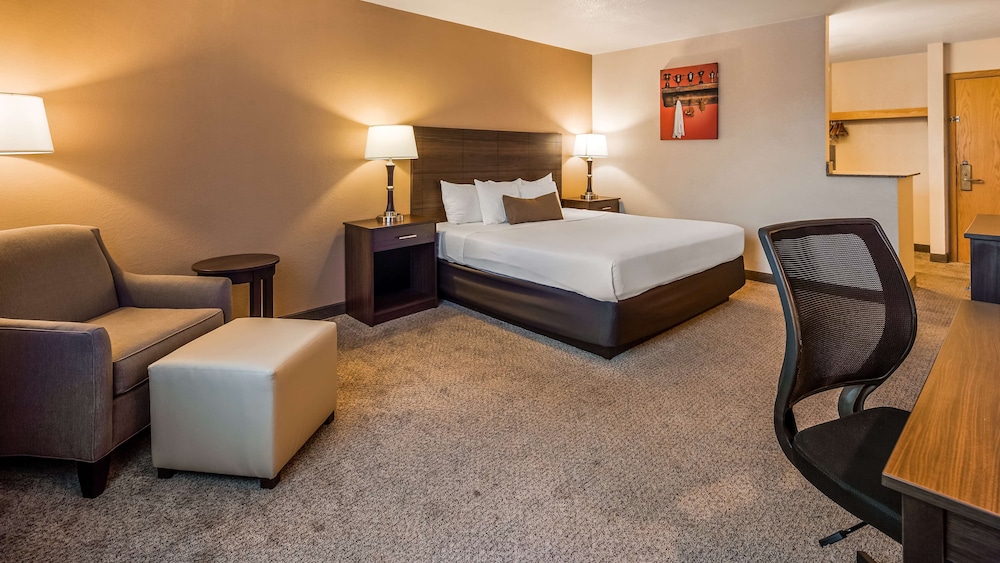 Standard Room, 1 King Bed, Non Smoking, Refrigerator (1st Floor) - Photo 1