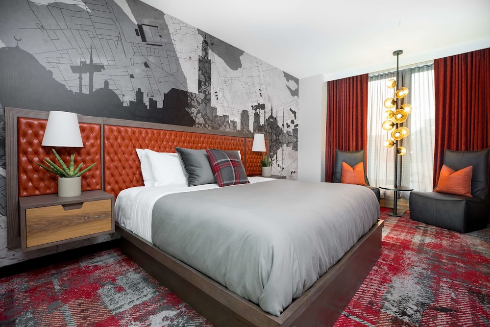Deluxe Room, 1 King Bed, Balcony photo 2