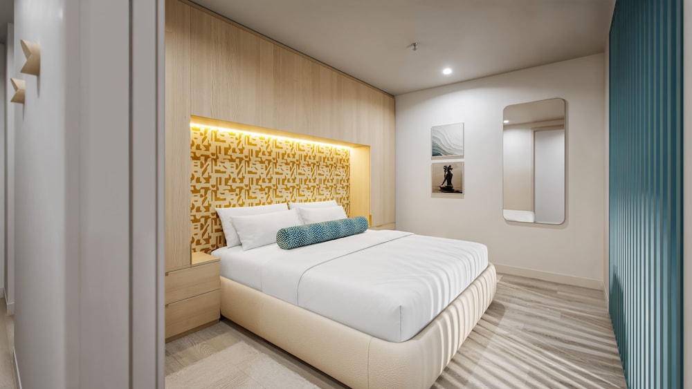 Dawn Suite, 1 King Bed, Living Area, Kitchen