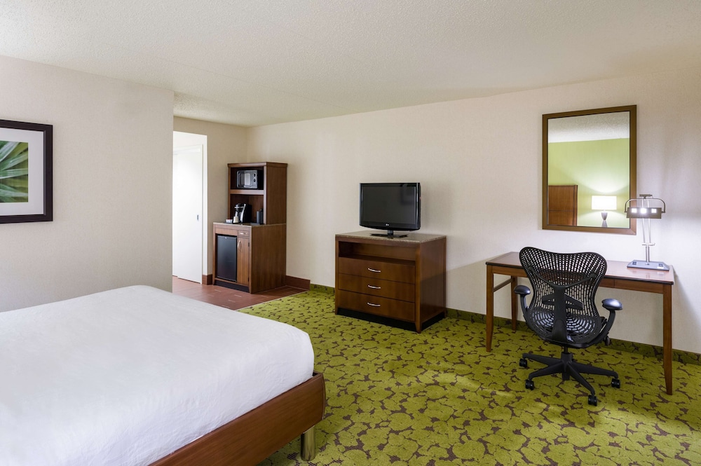 One King Bed, Non Smoking, Roll In Shower - Photo 3