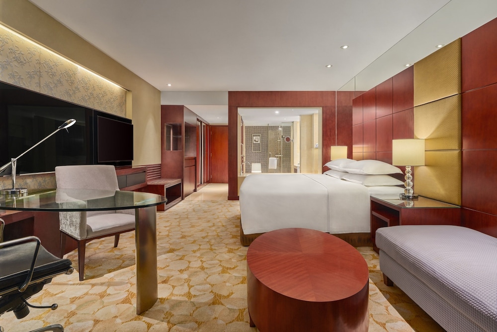 Executive Room, 1 King Bed, Balcony - Photo 4
