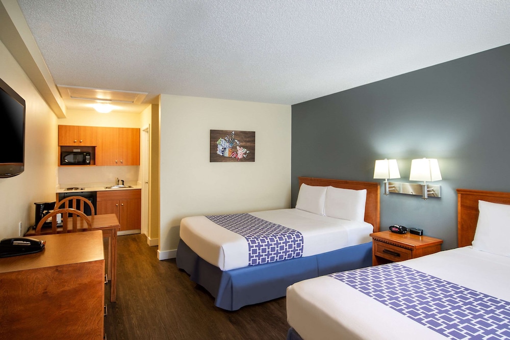 Standard Room, 2 Queen Beds, Non Smoking, Courtyard View photo 1