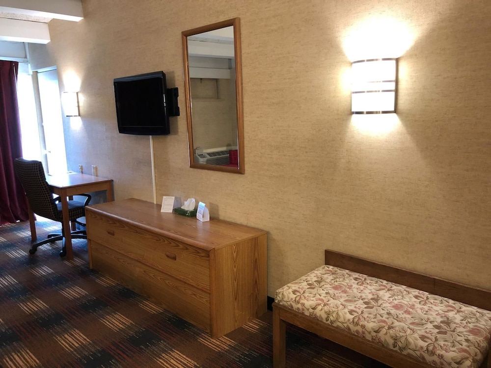 Standard Room, 1 Queen Bed, Non Smoking - Photo 3