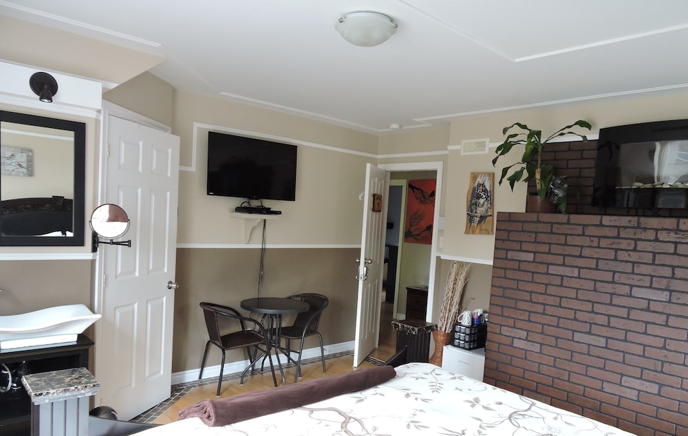 Basic Room, 1 King Bed, Fireplace, Mountain View photo 3