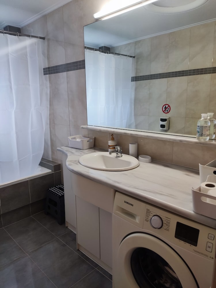Economy Apartment, 3 Bedrooms, Non Smoking, Private Bathroom (A4) - Photo 4