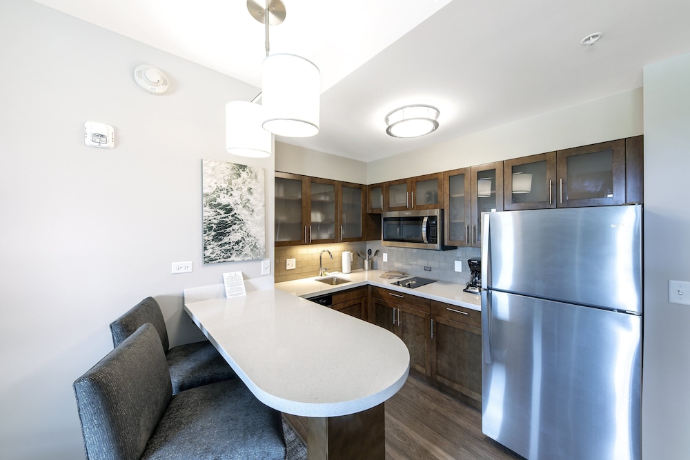 Suite, 1 Bedroom, Kitchen, Pool View - Photo 1