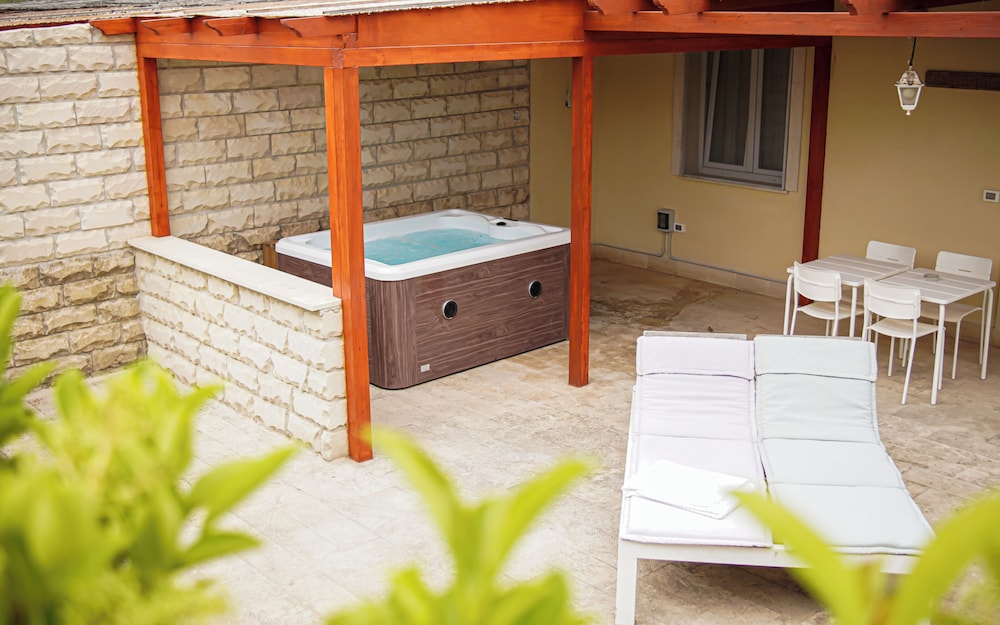 Comfort Studio, Patio, Courtyard View