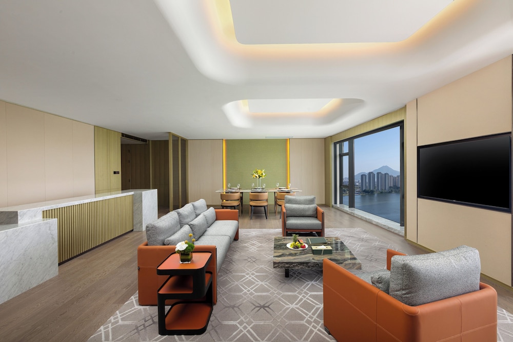 Deluxe Suite, Lake View photo 2