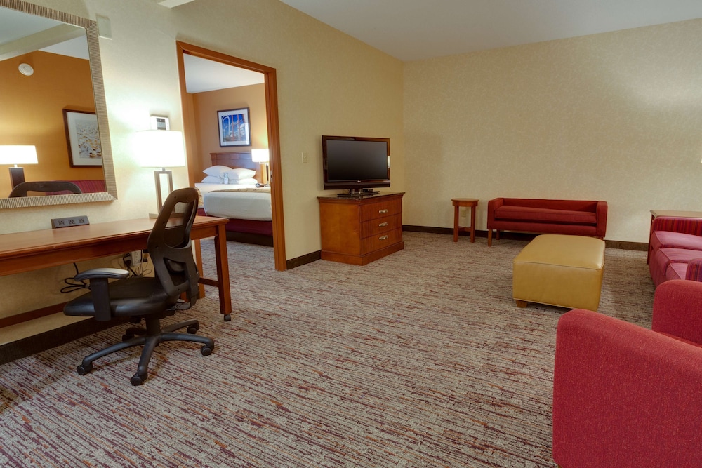 Deluxe Suite, Multiple Beds, Refrigerator & Microwave (2 Rooms, Oversized) photo 1