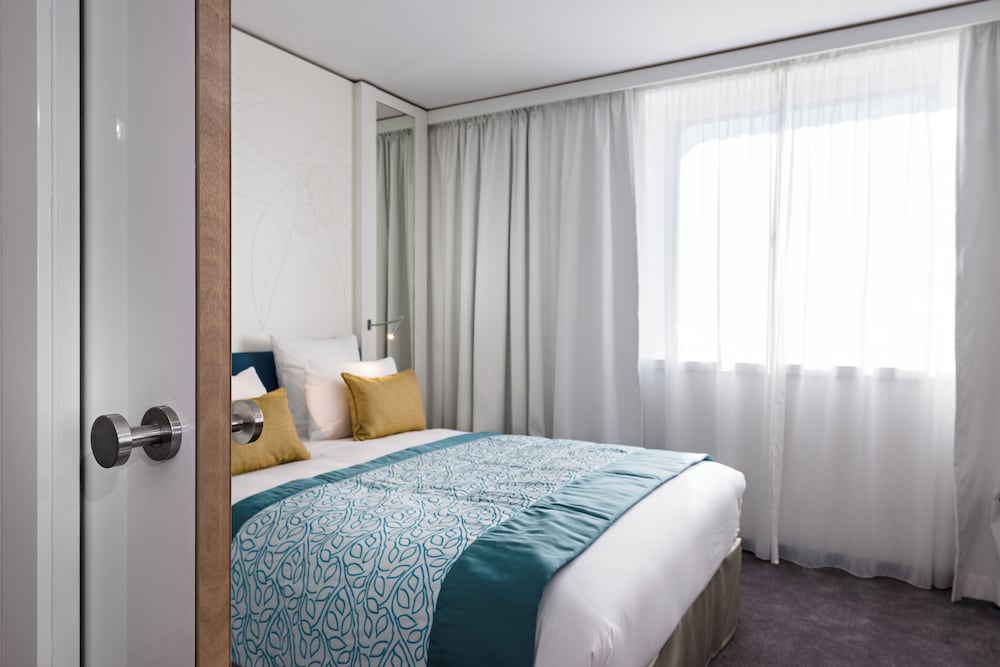 Superior Room, 1 King Bed with Sofa bed thumbnail 5