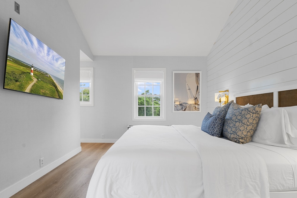 Traditional Room, 1 King Bed, Accessible photo 3