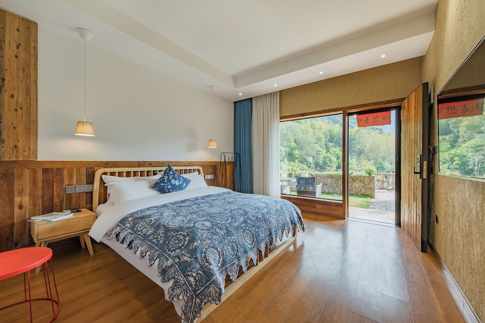 Comfort Room, Courtyard View