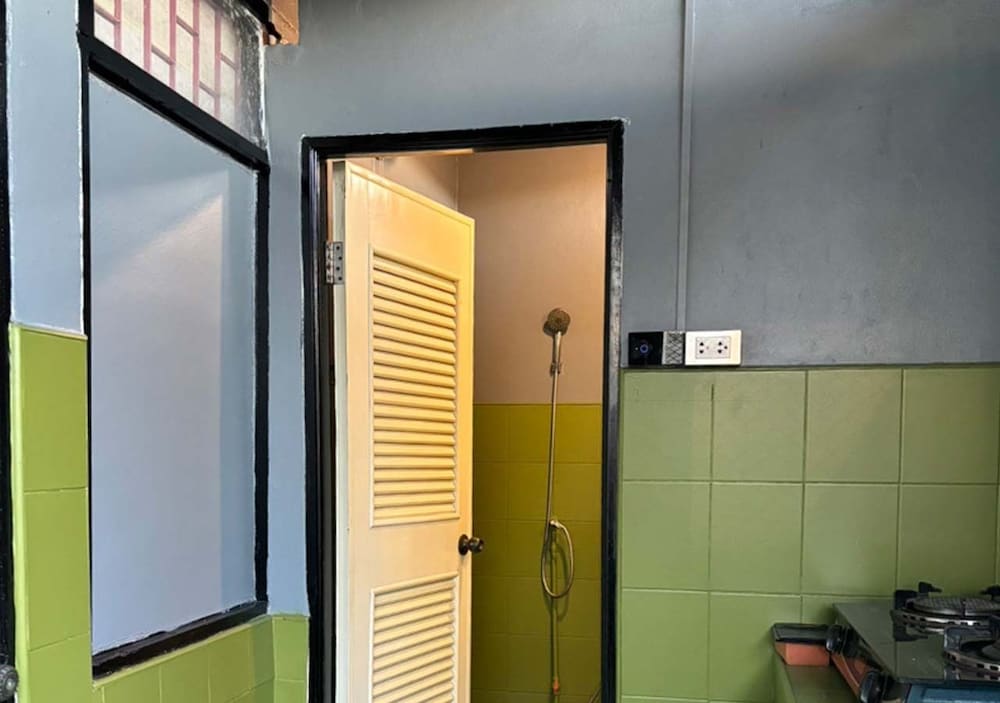 Basic Single Room, 1 Queen Bed, Shared Bathroom photo 2