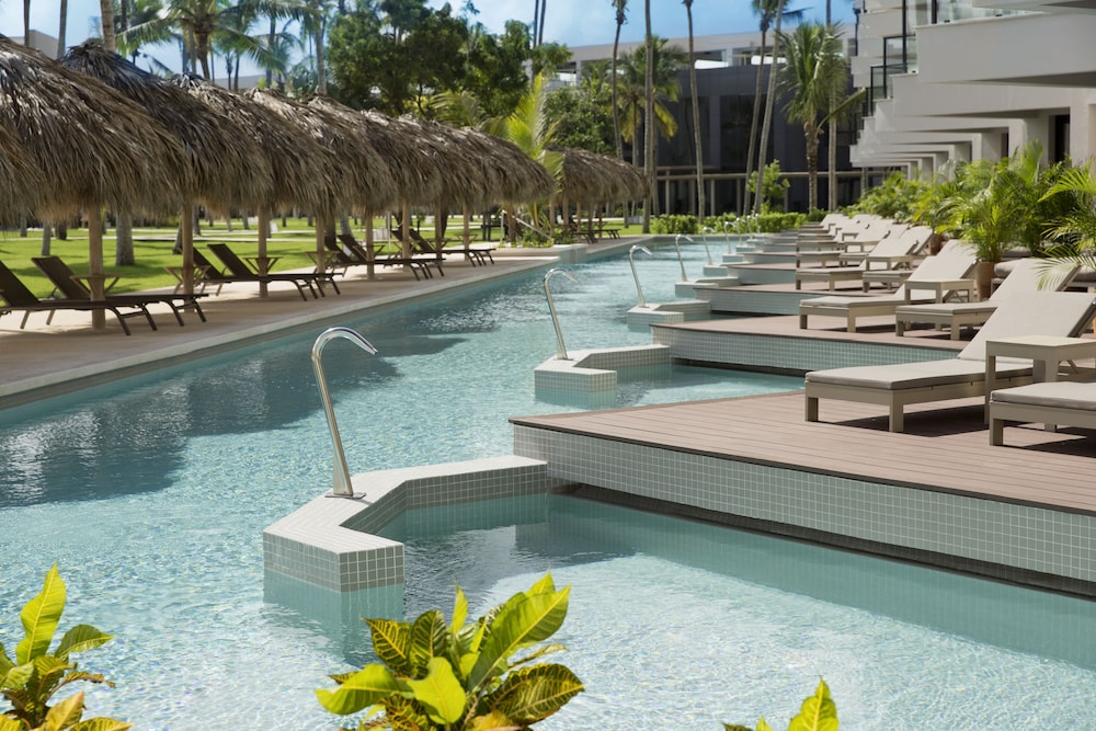 Excellence Club Junior Swim-Up Suite + 20% OFF SPA
