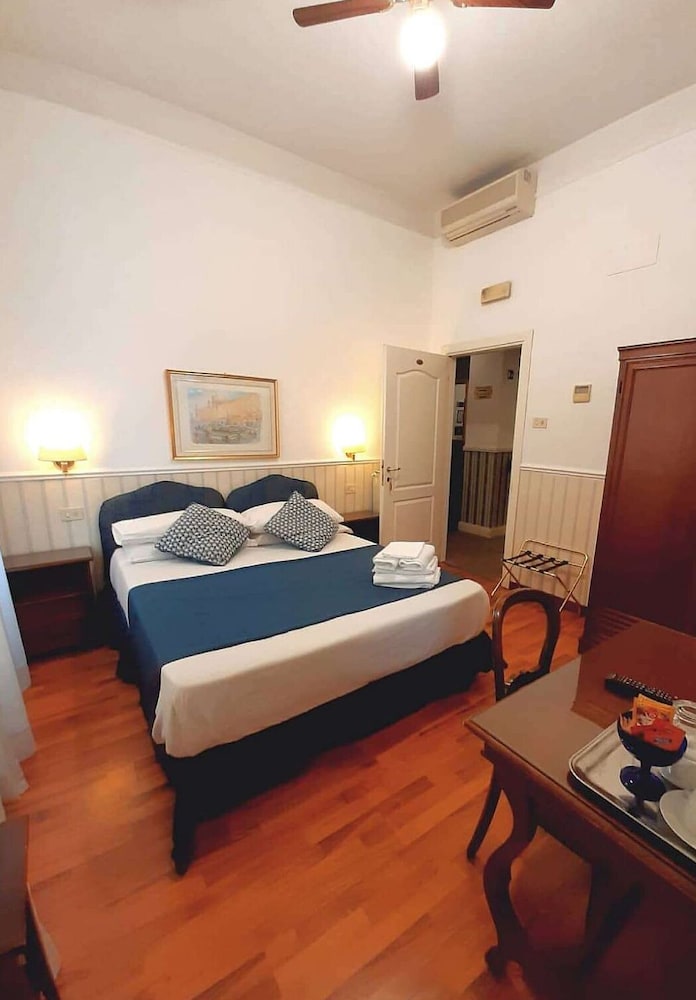 Standard Double or Twin Room photo 3