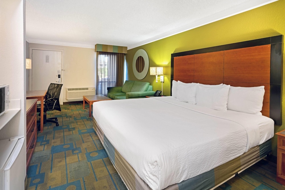 Room, 1 King Bed, Mobility Accessible, Non Smoking (Bathtub W/grab Bars) - Photo 4