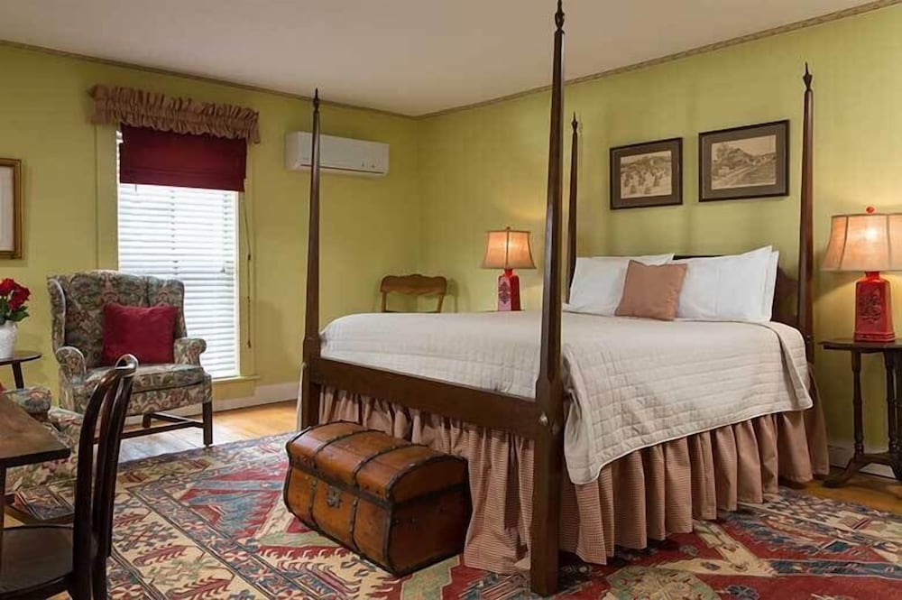 Gallery Room, 1 King Bed, Ground Floor (Drummond’s Point Room) photo 3