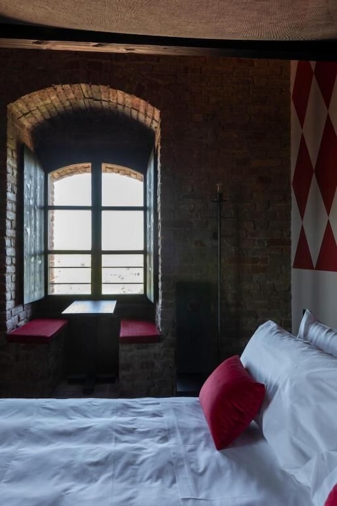 Deluxe Quadruple Room, Private Bathroom, Hill View photo 2