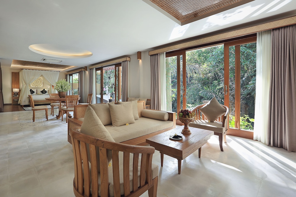 Royal Suite with Jacuzzi (with Daily Afternoon Tea)