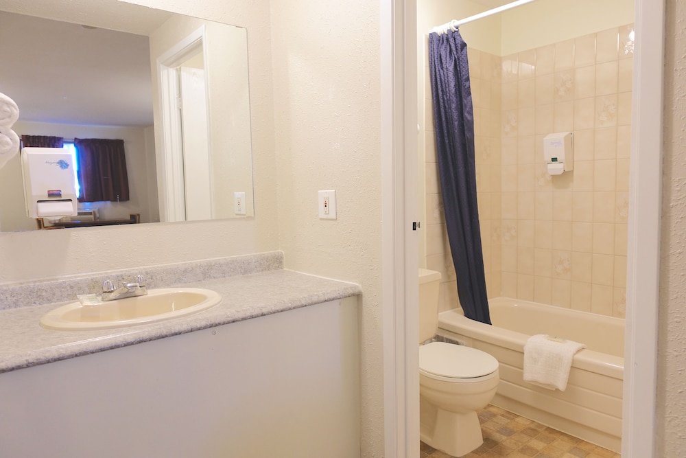 Deluxe Double Room, 2 Queen Beds photo 2