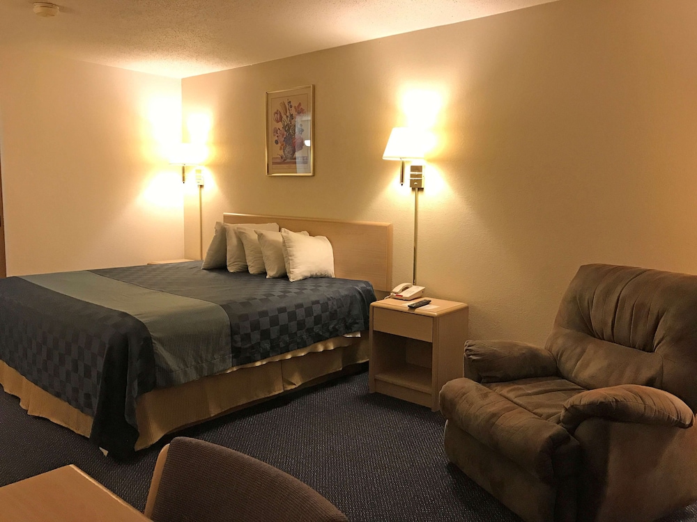 Room, 1 King Bed, Non Smoking - Photo 4