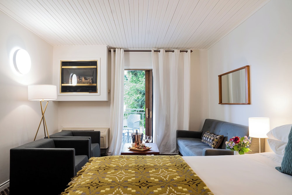 Premium 2 Queen Beds, Balcony, Fireplace - Photo 1