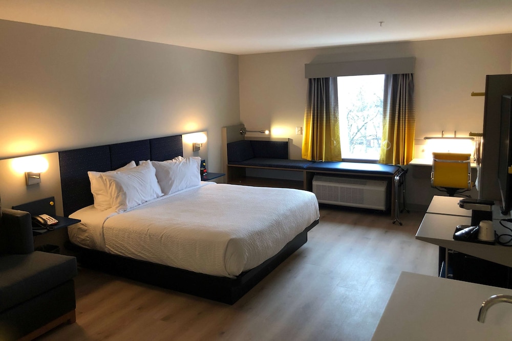 Suite, 1 King Bed, Non Smoking - Photo 1