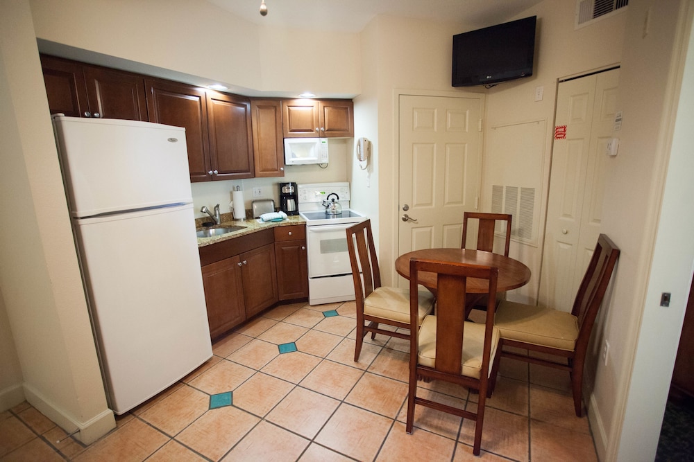 1 Bedroom 1 King Suite thumbnail 6