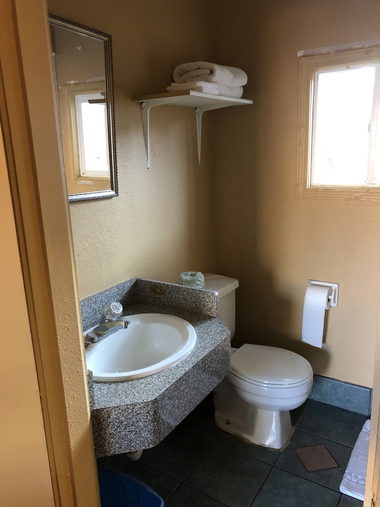 Economy Single Room, 1 King Bed photo 2