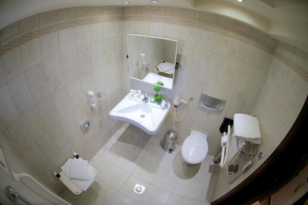 Twin Room Disability Access - Photo 2