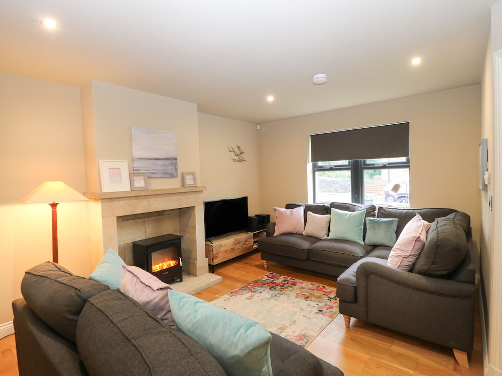 Economy Suite, 1 Queen Bed, Microwave, Ground Floor