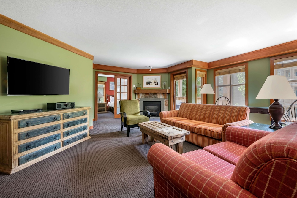 3 Bedroom 1 King 1 Queen 2 Twins Suite