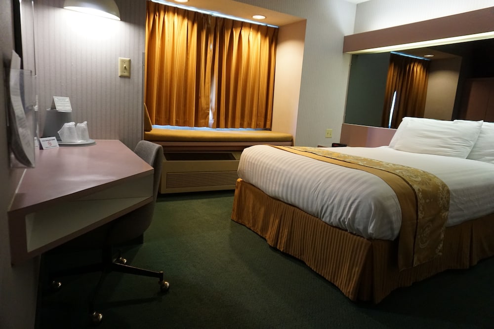 Basic Single Room, 1 Queen Bed, Smoking - Photo 1