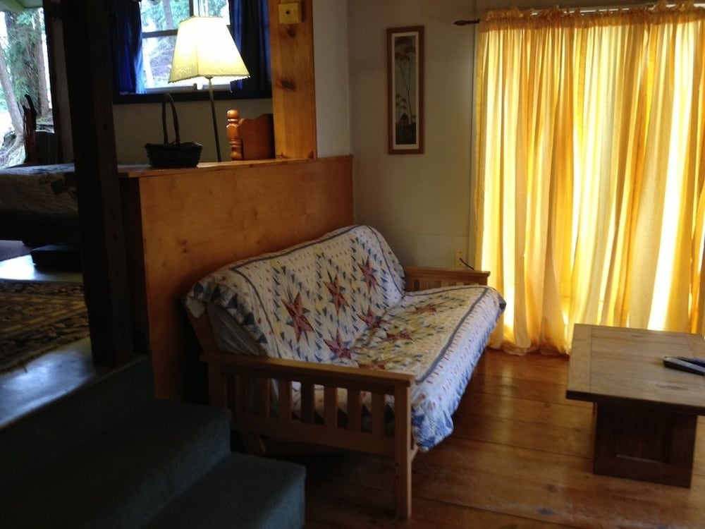 Willow Cottage, 1 Queen Bed, 1 Twin Size Bunkbeds, 1 Full Futon photo 2