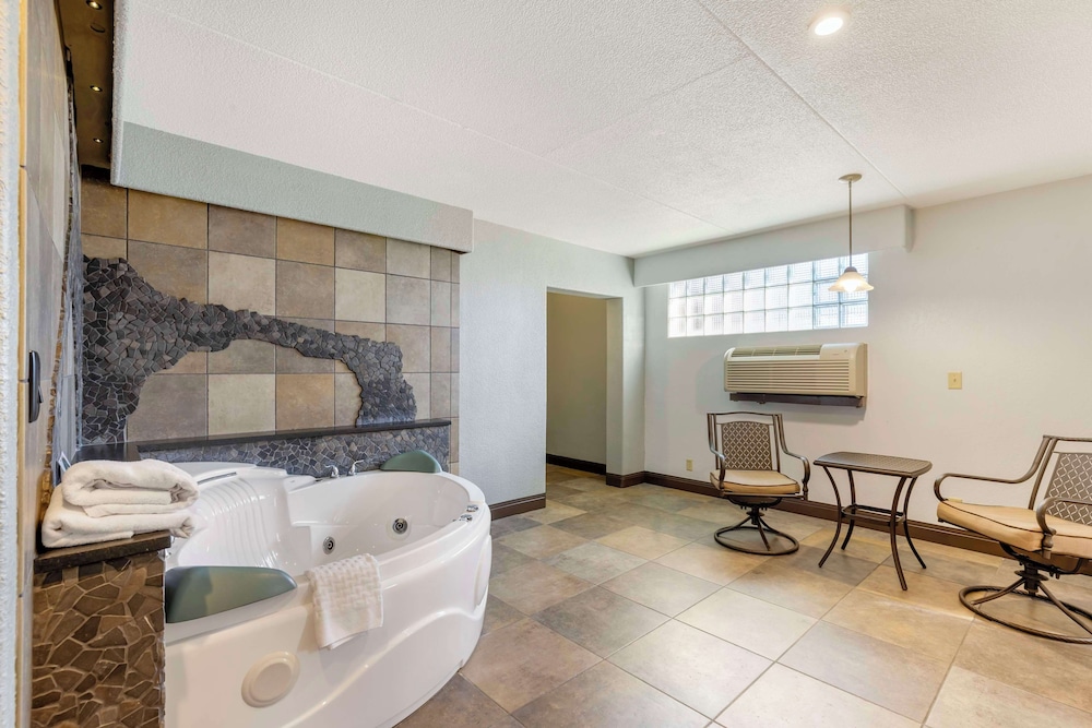 Suite, 1 King Bed, Non Smoking, Hot Tub