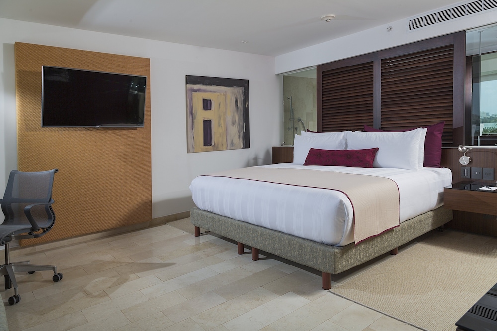 Classic Room, 1 King Bed, Lagoon View - Photo 1