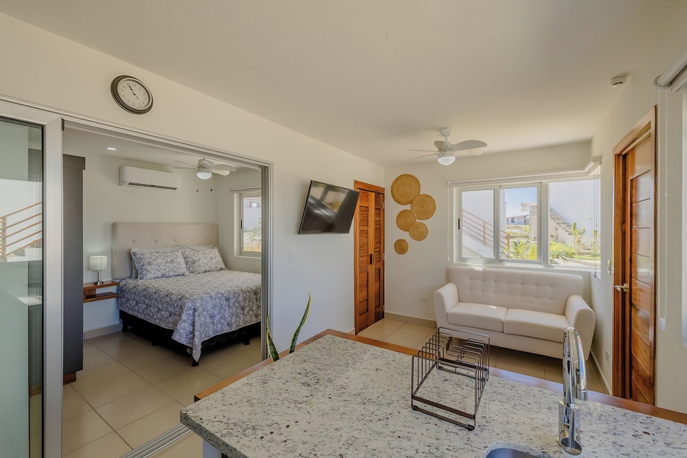 Signature House, 1 Bedroom, Balcony photo 1