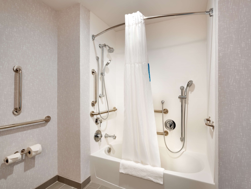 Room, 2 Queen Beds, Accessible - Photo 4