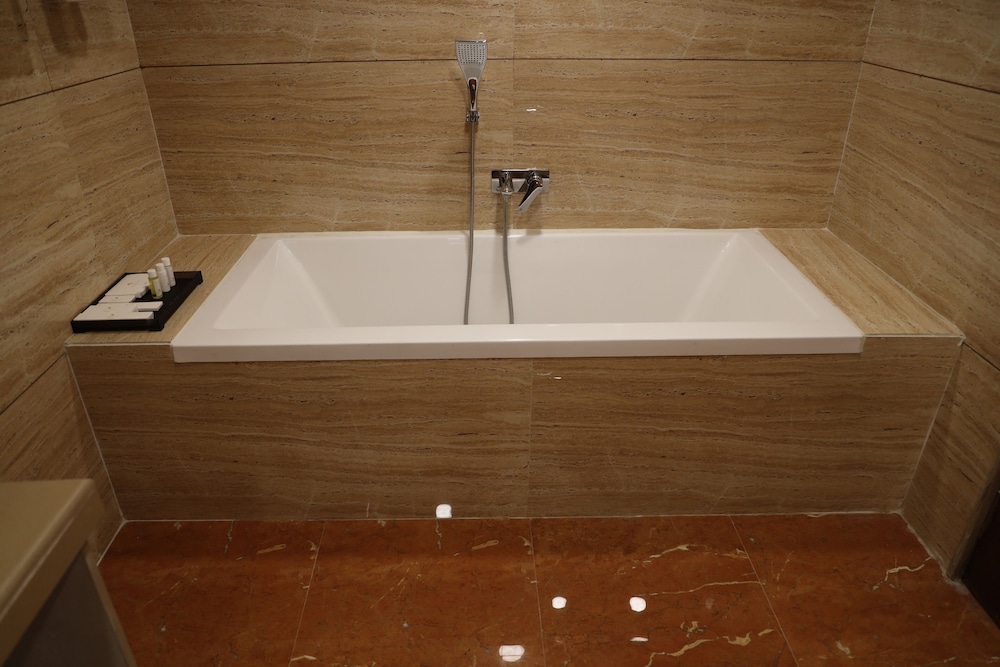 Suite - Photo 17