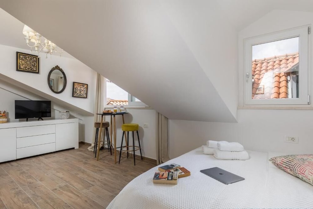 Studio Apartment Top Floor with Old Town View (address: Zamanjina 12)