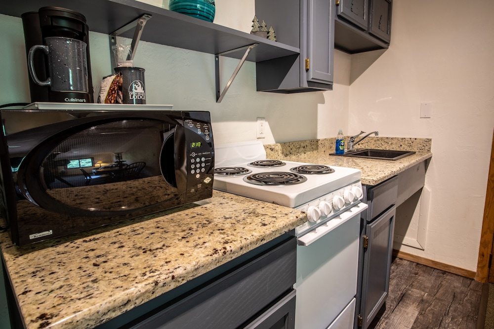 Evergreen 2 Bedroom Suite (No Pets) photo 2
