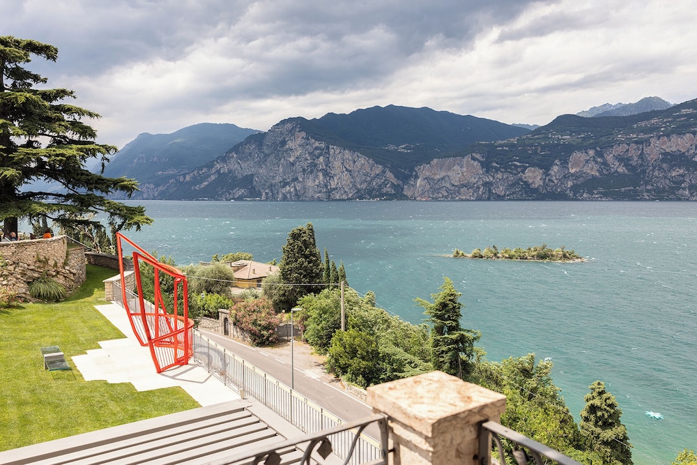 Suite Superior with Balcony and Lake View photo 3