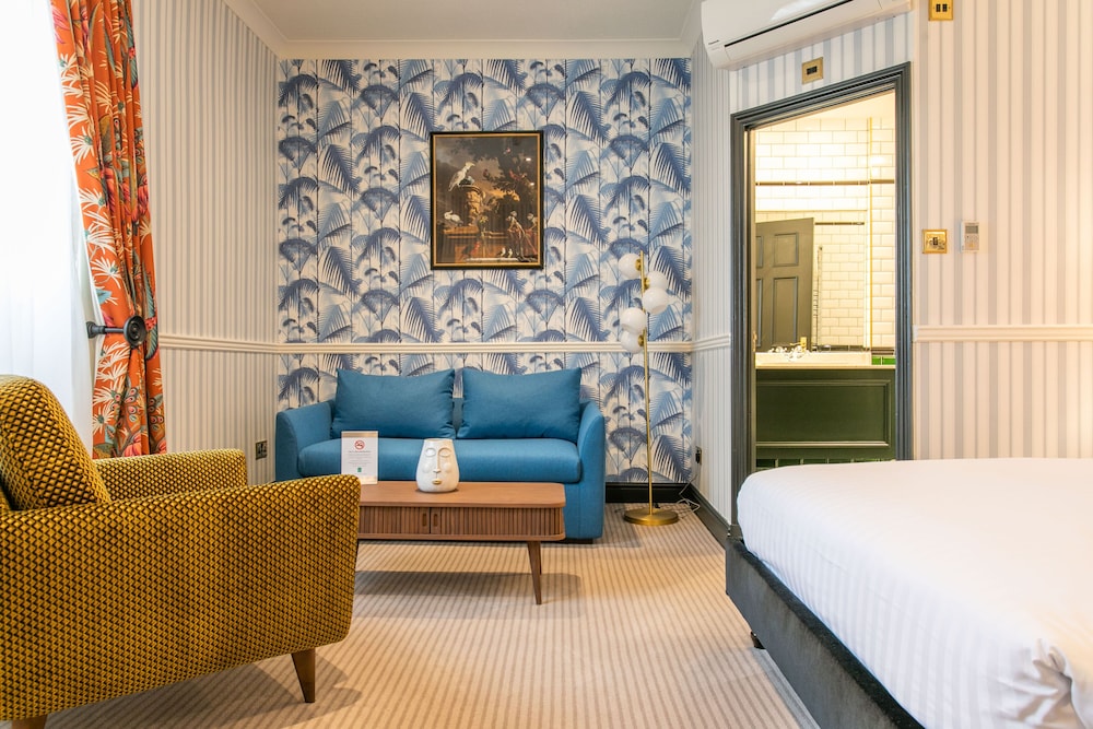 Deluxe Double Room, 1 King Bed with Sofa bed, Non Smoking photo 3