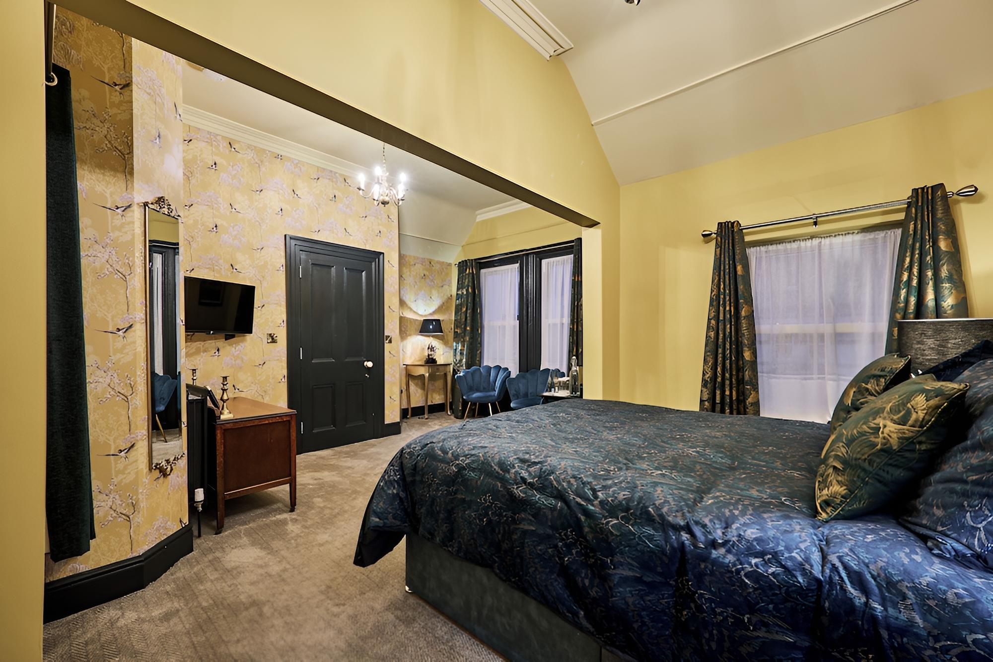 Double Room (Gay McIntyre) photo 1