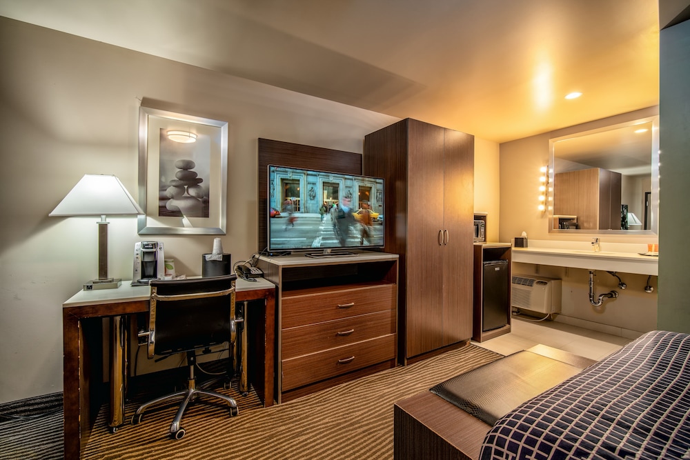 Economy Room, 1 King Bed photo 1