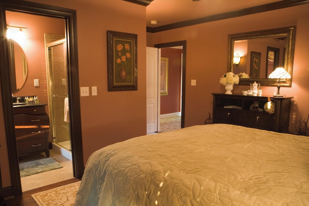 Deluxe Room, 1 Queen Bed, Ensuite photo 2