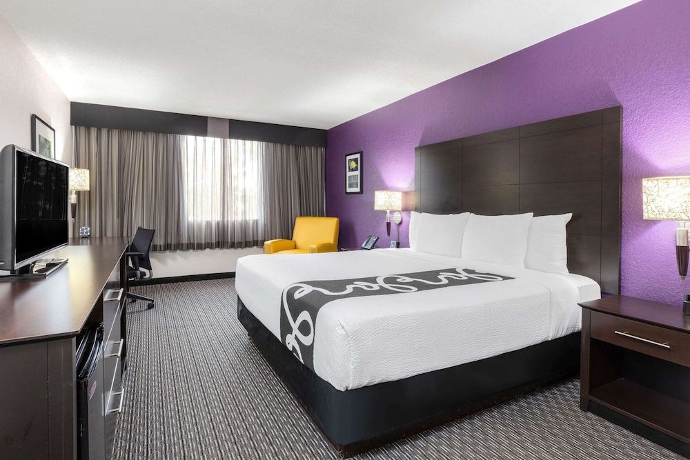 Deluxe Room, 1 King Bed, Non Smoking (Deluxe Executive Room) - Photo 2