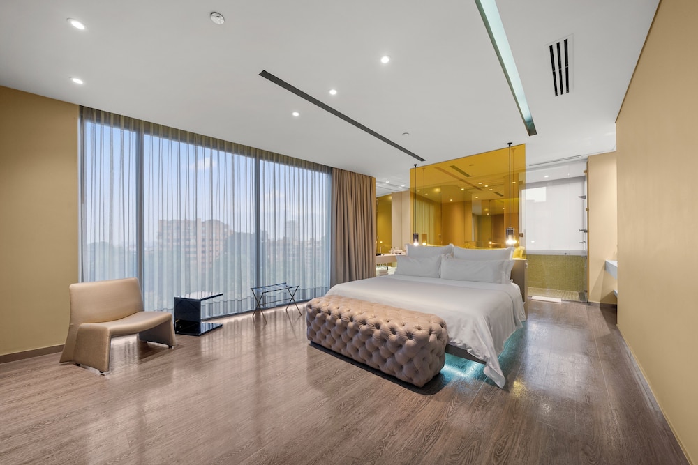 Luxury Suite - Photo 5