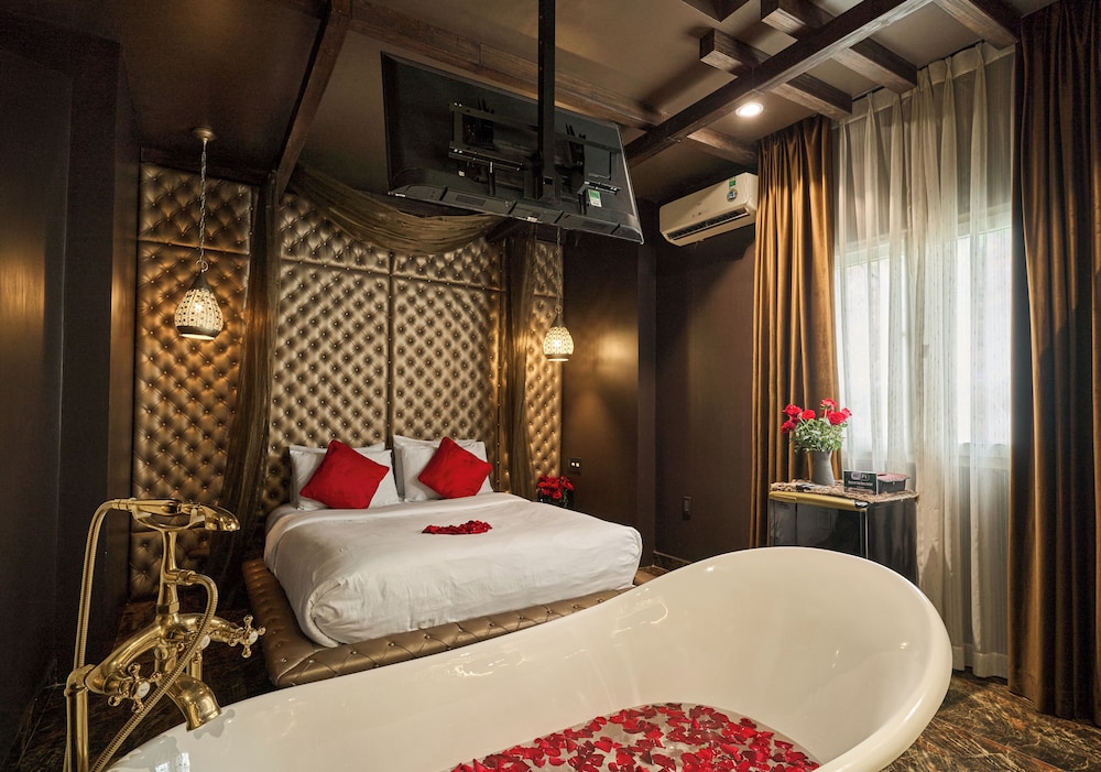 Romantic Double Room, 1 Queen Bed, Bathtub, City View