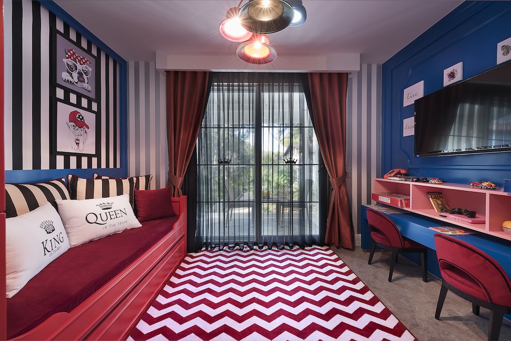 Family Room thumbnail 6